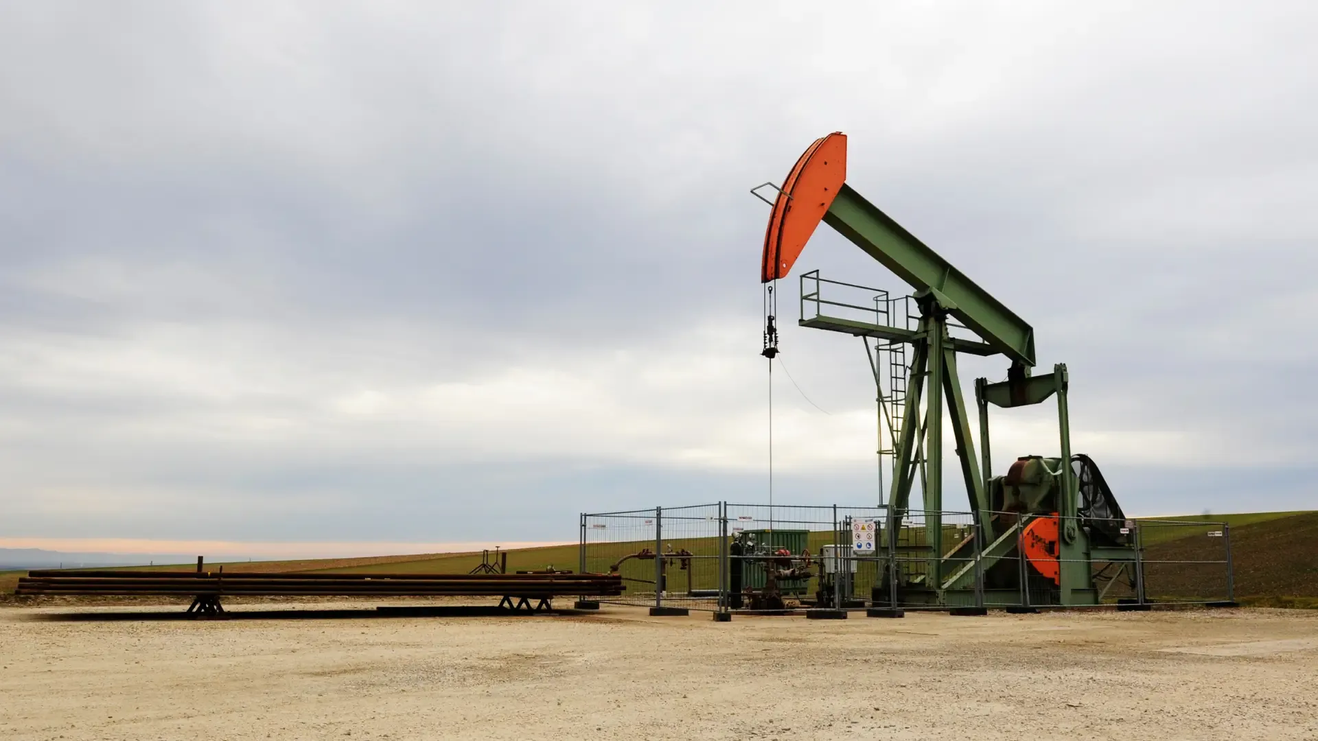 Oil Prices Drop 0.1% to $76.13 Amid US-China Trade Tariffs