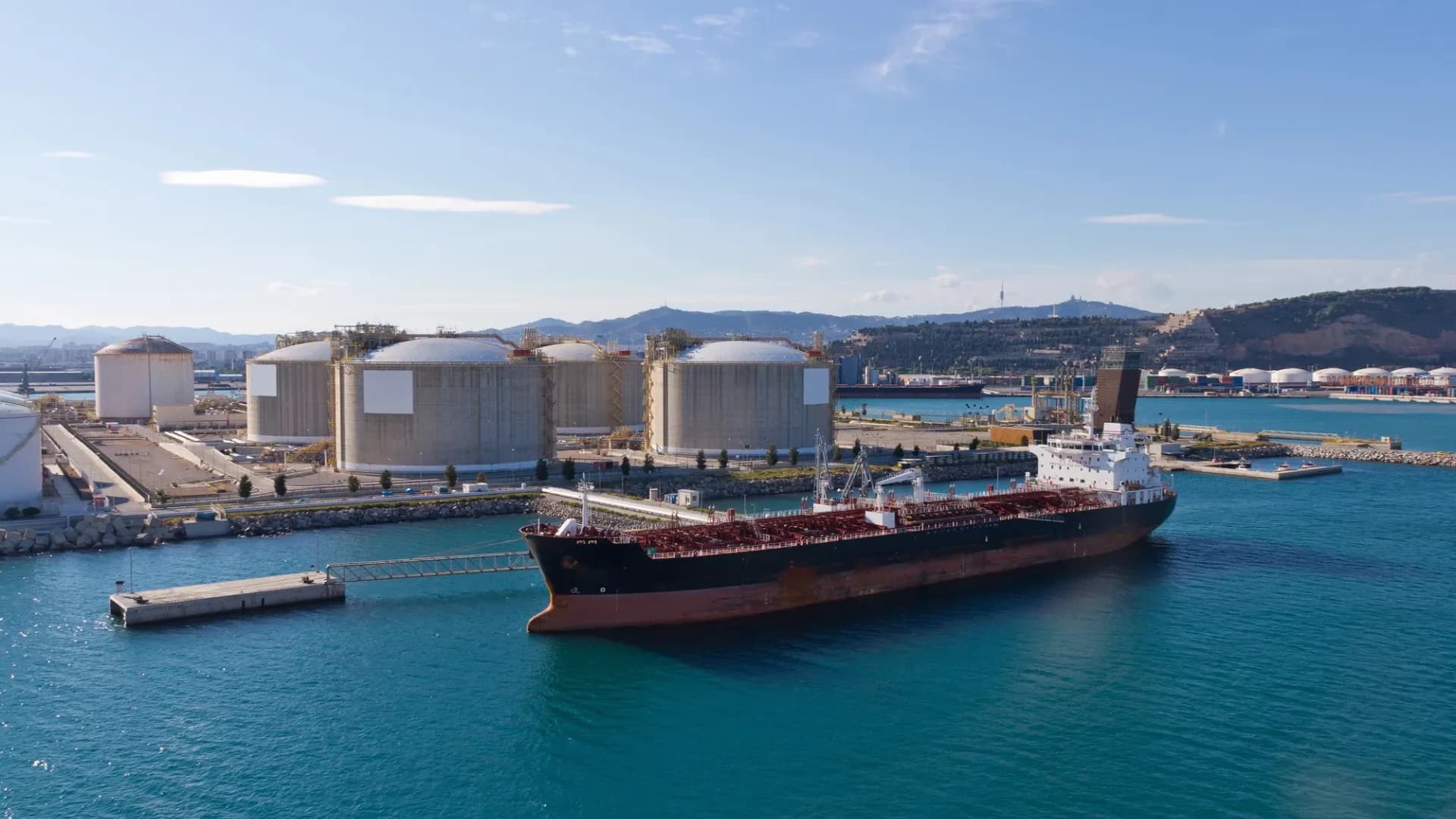 Middle East Shipping Risks Push Crude to a Six-Week High