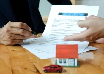 The broker recommends buyers sign the insurance contract.