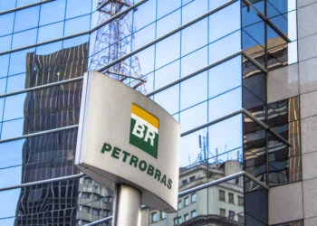 Petrobras Emphasizes Carbon Cuts as Equinor Considers Offshore Renewables