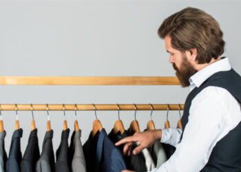 "Rent the Runway" claws it way back with a 50% surge in members from small towns through resale business