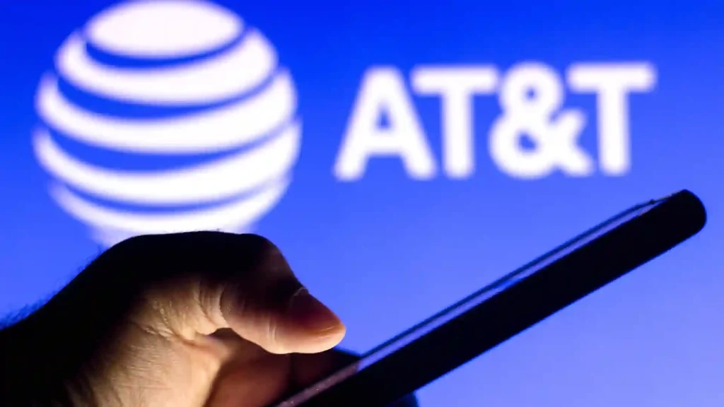 American Telephone and Telegraph(AT&T) is in talks with investors to bring around $15 billion in fiber optic network expansion