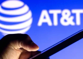American Telephone and Telegraph(AT&T) is in talks with investors to bring around $15 billion in fiber optic network expansion