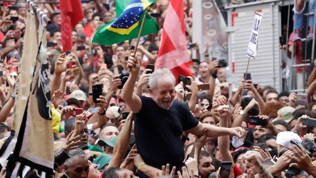 Lula da Silva wins the presidential election in Brazil defeating Bolsonaro, marking a remarkable return after 2010