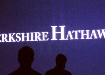 Berkshire Hathaway Operating Earnings Surges by 20%, Buybacks Total $1.1 Billion