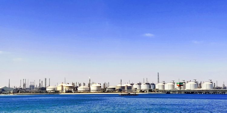 Saudi Arabia Lowers Crude Prices For Asia, Not For the US 1 Oil storage tank