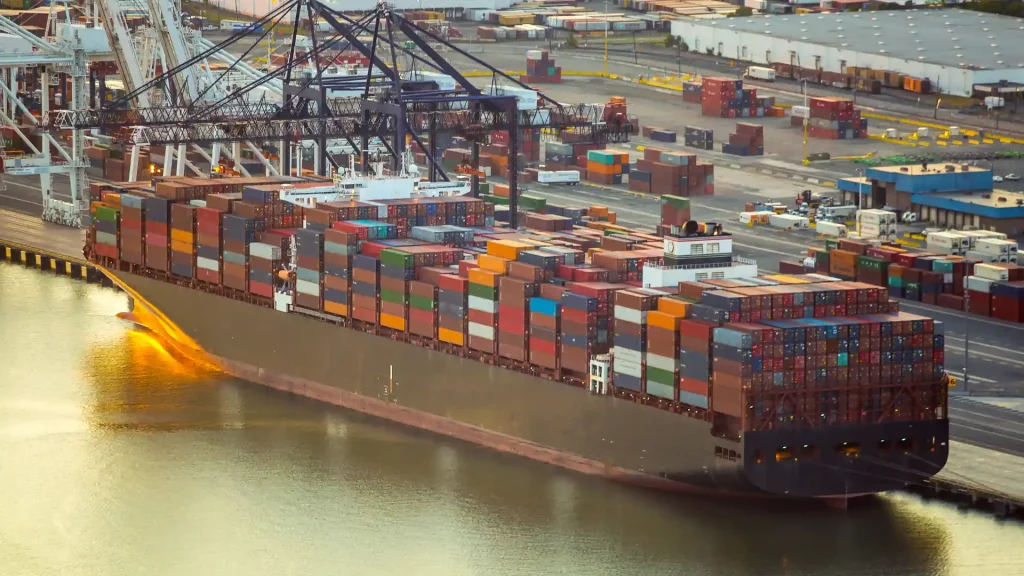 Major Firms Halt Red Sea Shipping, Global Trade Faces Disruption