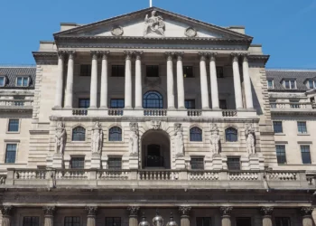 Bank of England Warns of Economic Stagnation, Approves Interest Rate Cuts