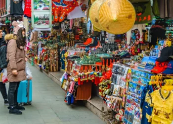China Shoppers Splurge For Lunar New Year Amidst Declining Consumer Expenditure