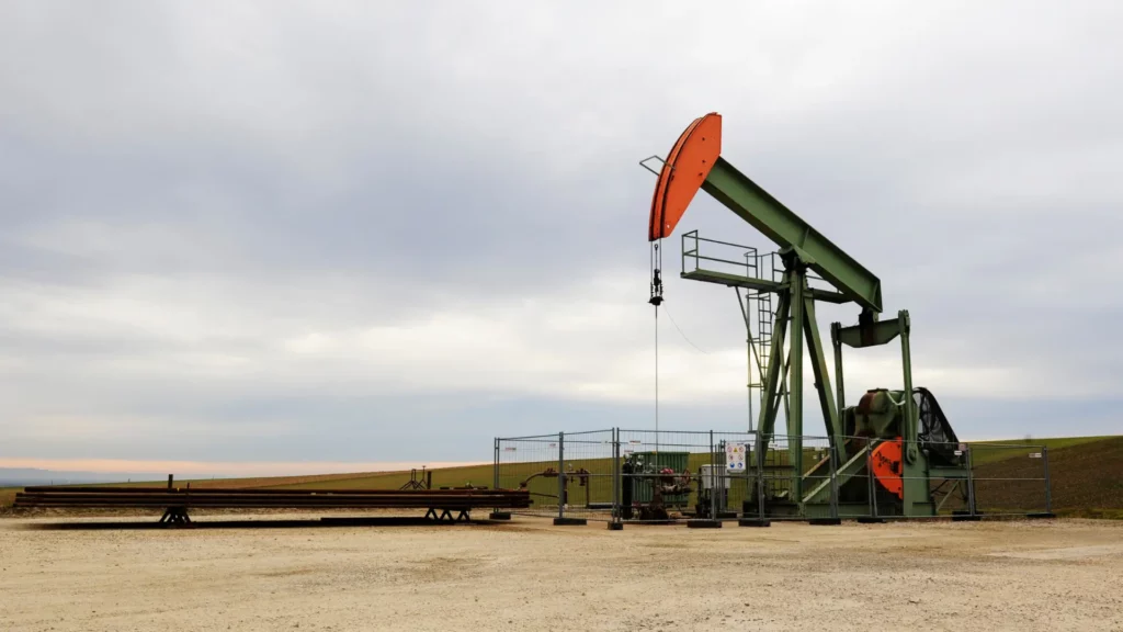 Oil Prices Drop 0.1% to $76.13 Amid US-China Trade Tariffs