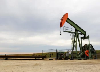 Oil Prices Drop 0.1% to $76.13 Amid US-China Trade Tariffs