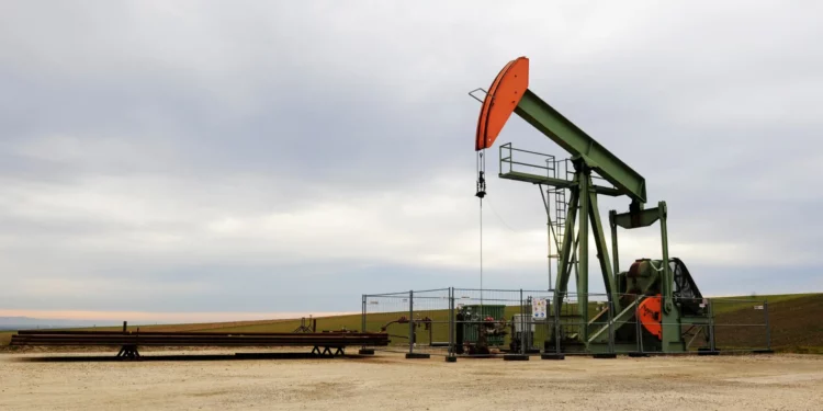 Oil Prices Drop 0.1% to $76.13 Amid US-China Trade Tariffs