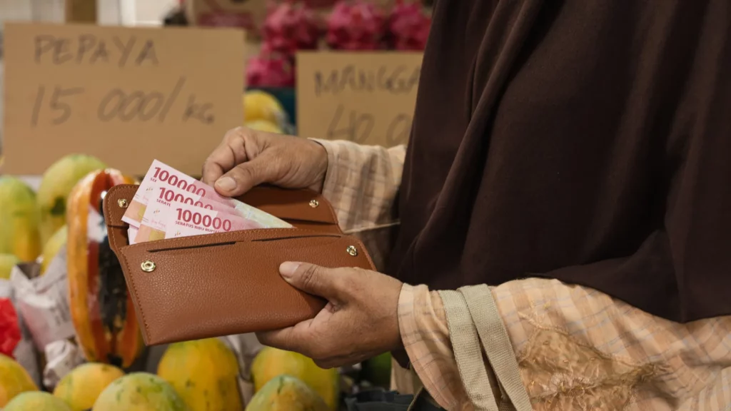 Indonesian Rupiah Hit a 27-Year Low, Citing Global Uncertainty and Prabowo's Schemes