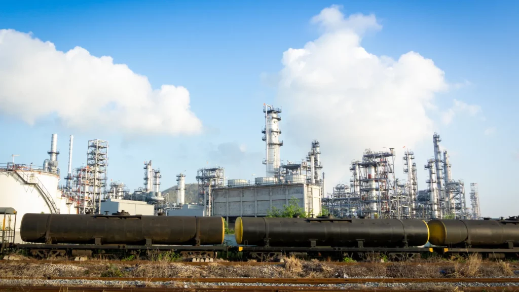Oil Rises By 1% As Manufacturing Expands in China