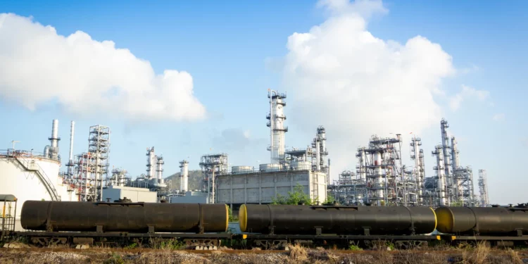 Oil Rises By 1% As Manufacturing Expands in China