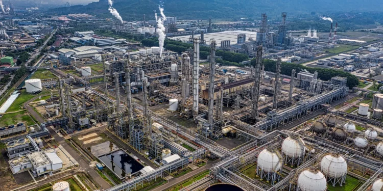 Oil Prices Record Weekly Loss Despite Global Supply Set To Expand