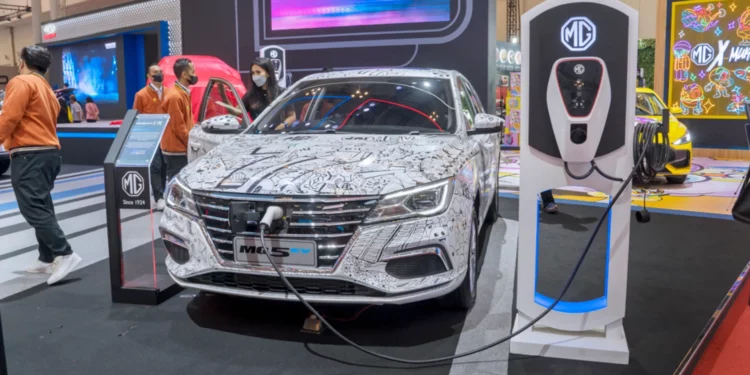 Indonesia Should Adopt EVs over its Pricey Methanol Plant Project, Experts Advise