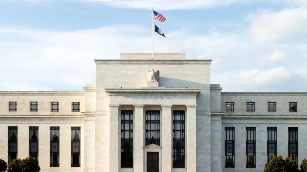 Weakening Dollar Makes Investors Reduce Dollar Exposure to Protect US Equity Holdings